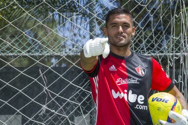 La historia de José Hernández es la de alguien que pasó de ser la cuarta opción al portero titular en un Clásico Tapatío el torneo pasado. Ante las lesiones de Miguel Fraga y óscar Ustari, el joven guardameta le ganó la titularidad a Cristopher Toselli.
Este verano fue titular con el equipo mexicano que resultó subcampeón del torneo Esperanzas Toulon y seguramente lo veremos defendiendo el marco rojinegro.