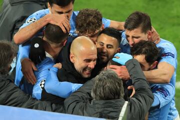 Esta vez el Manchester City de Guardiola estuvo intratable durante toda la temporada en la Premier, que domin¨® pr¨¢cticamente de principio a fin. El 11 de mayo el conjunto citizen cant¨® el alir¨®n despu¨¦s de que el United, su eterno rival y gran perseguidor en la liga inglesa, cayera en Leicester. Con esta ya son tres las ligas que el t¨¦cnico catal¨¢n consigue como entrenador del City en cinco temporadas.