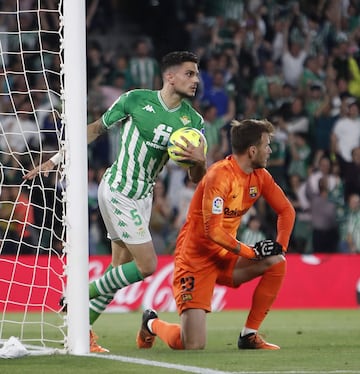 Poco después Bartra empató el partido. 1-1.