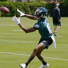 DaVonta Smith shows off incredible footwork at Eagles training camp