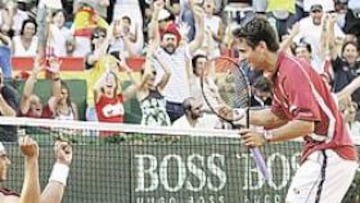 <b>ALEGRÍA TRAS EL ESFUERZO. </b>Nadal, de rodillas, espera a recibir el abrazo de su compañero Robredo tras ganar a Clément y Llodra.