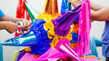 Descubre cómo hacer una piñata de siete picos tradicional para las posadas navideñas de este 2025.