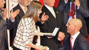 La Reina Letizia entrega la Medalla de Oro de la Cruz Roja a Richard Oribe, que acudi&oacute; junto a sus compa&ntilde;eros Sarai Gasc&oacute;n y David Casinos, y Alberto Jofre, director del Comit&eacute; Paral&iacute;mpico. 