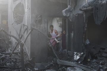 Un hombre lleva a una niña palestina herida en Khan Younis, en el sur de la Franja de Gaza.