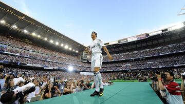 6 de julio de 2009 | El Bernabéu se llenó a reventar con 85.000 espectadores para ver a Cristiano Ronaldo vestido de blanco, en lo que fue la puesta de largo más galáctica de la historia del fútbol.