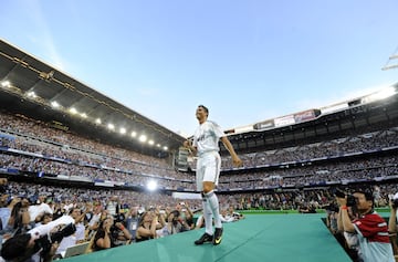 6 de julio de 2009 | El Bernabéu se llenó a reventar con 85.000 espectadores para ver a Cristiano Ronaldo vestido de blanco, en lo que fue la puesta de largo más galáctica de la historia del fútbol.