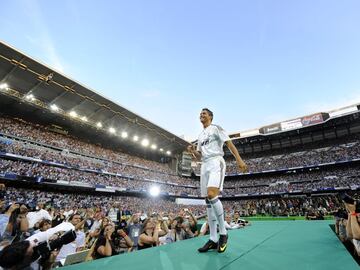 2009.07.06 | El Bernabéu se llenó a reventar (85.000 espectadores) para ver a Cristiano Ronaldo vestido de blanco, en la puesta de largo más galáctica de la historia del fútbol.