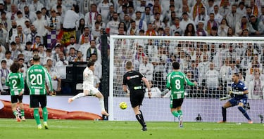 El jugador del Real Madrid, Fran García, marca el 5-1 al Real Betis. 