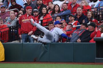 Los New York Mets se impusieron a domicilio a los St. Louis Cardinals (2-5) en el partido de la MLB disputado en
el Busch Stadium de St. Louis (Missouri). Y no es de extra?ar, ya que los Mets no dieron ni una bola por perdida. En la imagen, Pete Alonso cae sobre las gradas mientras atrapa un elevado ante la cara de susto de algunos espectadores