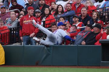 Los New York Mets se impusieron a domicilio a los St. Louis Cardinals (2-5) en el partido de la MLB disputado en
el Busch Stadium de St. Louis (Missouri). Y no es de extrañar, ya que los Mets no dieron ni una bola por perdida. En la imagen, Pete Alonso cae sobre las gradas mientras atrapa un elevado ante la cara de susto de algunos espectadores