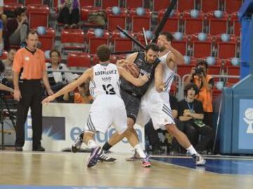 Germán Gabriel entre Sergio Rodríguez y Felipe Reyes.