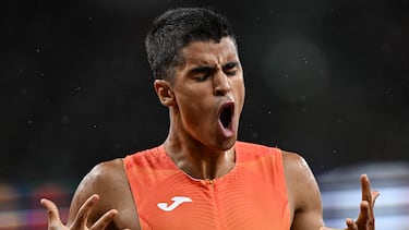 Mohamed Attaoui celebra su actuación en las semifinales de 800 metros de los Mundiales de Tokio 2025.