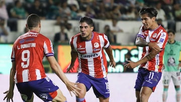 MEX4425. LEÓN (MÉXICO), 07/05/2023.- Jugadores de Atlético San Luis festejan un gol contra el León durante un partido por la recalificación del torneo Clausura 2023 de la Liga MX, hoy, en el Estadio León, en Guanajuato (México). EFE/Luis Ramírez
