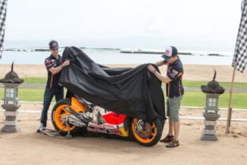 Márquez y Pedrosa presentan su nueva moto para 2015