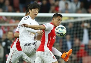 Arsenal's Alexis Sanchez, right, shields the ball from Swansea City\x92s Ki Sung-Yueng during their English Premier League soccer match between Arsenal and Swansea City at the Emirates stadium in London, Monday May 11, 2015. (AP Photo/Alastair Grant)