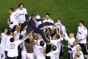 20/04/12 Los jugadores del Real Madrid y Mourinho, celebrando su triunfo en la final de la copa del Rey contra el Barcelona.