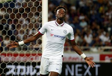 Tammy Abraham, controla totalmente sólo en el punto de penalti y define a la perfección tras un semi-regate a Ter Stegen. 