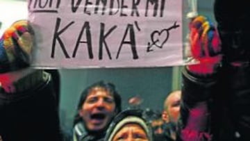 <b>CLAMOR POPULAR. </b>Los 'tifosi' exigieron a Berlusconi, ante la sede del Milán, que no vendiera a Kaká.