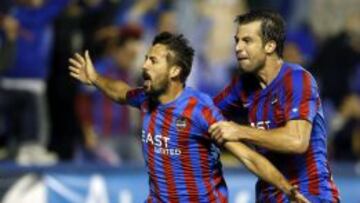 Morales celebra con Ivanschitz el gol marcado al Valencia