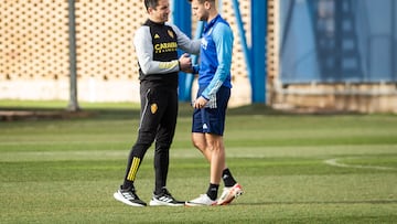 Velázquez habla con Bakis en el entrenamiento de esta mañana.