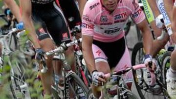 <b>EXAMEN. </b>Richie Porte, en el centro, tendrá hoy una dura prueba para defender su maglia rosa.