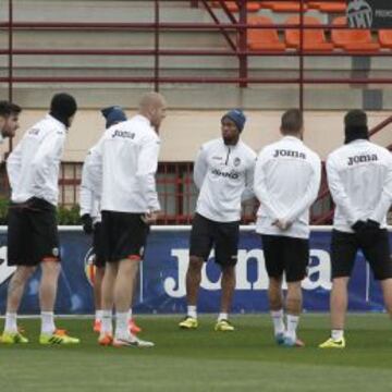 GRUPO. Los jugadores del Valencia, ayer antes del entrenamiento, se reúnen en un círculo ante las órdenes de Pizzi.