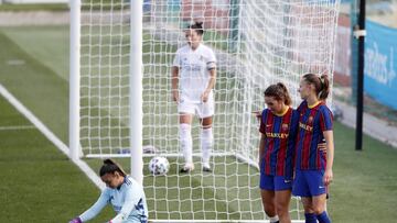 Real Madrid 0-2 Barcelona | Cambio de ritmo de Hansen para dejar atrás el balón cuyo centro golpea en el pie de Misa y Babett y se acaba colando en la portería blanca.