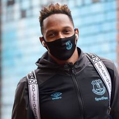 Mina cambia de representante y especulan en Inglaterra