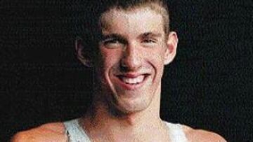 <b>LA BOMBA.</b> La natación mundial esperaba el asalto del Tiburón Torpedo, Ian Thorpe, y se encontró con el ataque nuclear de Michael Phelps, un adolescente de Baltimore. En la atmósfera eléctrica del Sant Jordi, Phelps estableció cinco récords mundiales. El joven que se deja fotografiar con seis medallas, cuatro de oro, quiere ahora un perrito labrador... y tantos oros olímpicos como Mark Spitz.