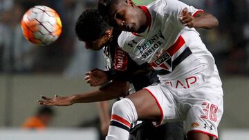 Football Soccer - Atletico Mineiro v Sao Paulo - Copa Libertadores - Independencia stadium, Belo Horizonte, Brazil, 18/5/16. Kelvin (front) of Sao Paulo and Eduardo of Atletico Mineiro in action. REUTERS/Washington Alves