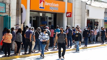 08 DE ABRIL DE 2021 / COPIAPO
Decenas de personas en las afueras de Banco Estado Express, donde se encuentra la ciudad en fase 2
FOTO: KARL CHINGA GRAWE / AGENCIA UNO