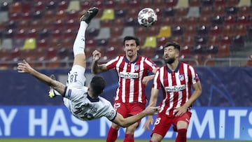 Bucharest (Romania), 23/02/2021.- Chelsea&#039;&Auml;&ocirc;s Olivier Giroud (L) scores the opening goal during the UEFA Champions League round of 16, first leg soccer match between Atletico Madrid and Chelsea FC in Bucharest, Romania, 23 February 2021. (