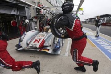 Los mecánicos trabajan en el Audi R18 E-Tron Quattro Número 2 conducido por el francés Loic Duval durante la carrera de Le Mans