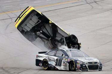 ¡La NASCAR se convierte en una chatarrería! Caos en Talladega