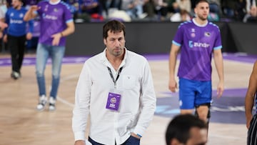 Urko Otegui, director deportivo del Zunder Palencia, sale de la cancha.