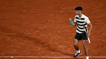 Spain's Carlos Alcaraz reacts to a point against Hungary's Fabian Marozsan during their men's singles match on day 4 of the French Open tennis tournament on Court Philippe-Chatrier at the Roland-Garros Complex in Paris on May 28, 2025. (Photo by JULIEN DE ROSA / AFP)