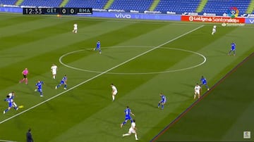 Fotograma que us&oacute; el VAR para determinar el fuera de juego en el gol anulado a Mariano en el Getafe-Real Madrid.