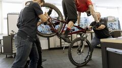 David Cachon, de Wheelie sobre la rueda delantera de su MTB, agarrado por trabajadores de Shimano Iberia en la sede del fabricante nip&oacute;n en Alcobendas (Madrid). 