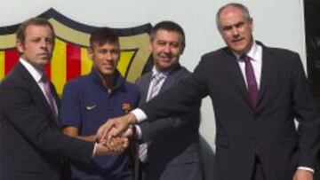 Neymar posa con Rosell, Bartomeu y Zubizarreta el d&iacute;a de su presentaci&oacute;n