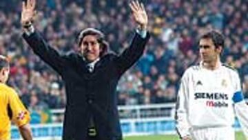 <b>AGRADECIDO</B>. Zamorano hizo el saque de honor y recibió una camiseta con el 9 firmada por la plantilla.