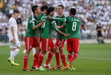 La más dramática de todas. ‘El Chepo’ de la Torre no sufrió contra Guyana, El Salvador y Costa Rica en la primera fase. Pero el hexagonal fue un infierno. El Tri solo ganó dos partidos, recolectó 10 puntos, sufrió un nuevo Aztecazo, a manos de Honduras, y necesitó de la chilena de Raúl Jiménez en el último minuto para ganarle a Panamá en casa. Cuando la pobre cosecha ni siquiera alcanzaba para clasificar al repechaje, un gol del estadounidense Graham Zusi, en Panamá, en tiempo de reposición salvó al Tri, dirigido por Víctor Manuel Vucetich. Miguel Herrera fue el encargado de dirigir la reclasificación contra Nueva Zelanda y con un 9-3 global, asistimos al Mundial.
