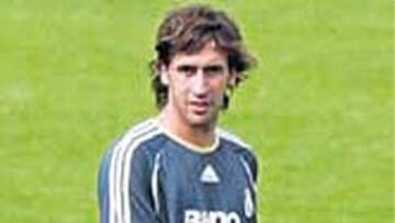 <b>DE INCÓGNITO. </b>Raúl se marchó de Valdebebas en el coche que el Real Madrid regaló a toda la plantilla (Audi Q7). Los cristales ahumados del vehículo no impidieron ver su semblante serio.