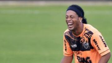 Ronaldinho, sonr&iacute;e durante un entrenamiento.