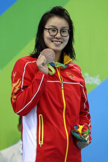 Fu Yuanhui con su bronce en 100 espalda