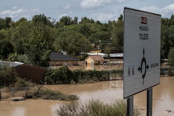 Zona inundada por el río Alberche en Escalona, Toledo, Castilla La-Mancha (España). Dos personas se encuentran desaparecidas desde la madrugada de este lunes después de que se precipitaran de un vehículo a este mismo río, el Alberche a la altura de Aldea del Fresno, en Madrid.