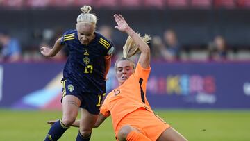 Sheffield (United Kingdom), 09/07/2022.- Sweden's Caroline Seger (L) in action against the Netherlands' Jill Roord (R) during the Group B match of the UEFA Women's EURO 2022 between the Netherlands and Sweden in Sheffield, Britain, 09 July 2022. (Países Bajos; Holanda, Suecia, Reino Unido) EFE/EPA/TIM KEETON
