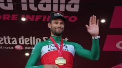 Filippo Ganna, en el podio tras ganar la contrarreloj del Giro en Lago di Garda.