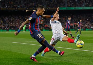 Oliver Torres intenta evitar el centro de Raphinha desde la línea de fondo.