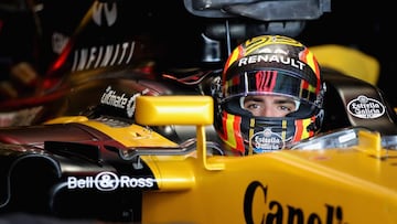 AUSTIN, TX - OCTOBER 21: Carlos Sainz of Spain and Renault Sport F1 prepares to drive in the garage during final practice for the United States Formula One Grand Prix at Circuit of The Americas on October 21, 2017 in Austin, Texas.   Clive Mason/Getty Images/AFP
 == FOR NEWSPAPERS, INTERNET, TELCOS &amp; TELEVISION USE ONLY ==
 PUBLICADA 22/10/17 NA MA01 1COL
 PUBLICADA 02/11/17 NA MA38 4COL