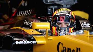 AUSTIN, TX - OCTOBER 21: Carlos Sainz of Spain and Renault Sport F1 prepares to drive in the garage during final practice for the United States Formula One Grand Prix at Circuit of The Americas on October 21, 2017 in Austin, Texas. Clive Mason/Getty Images/AFP
== FOR NEWSPAPERS, INTERNET, TELCOS & TELEVISION USE ONLY ==
PUBLICADA 22/10/17 NA MA01 1COL
PUBLICADA 02/11/17 NA MA38 4COL